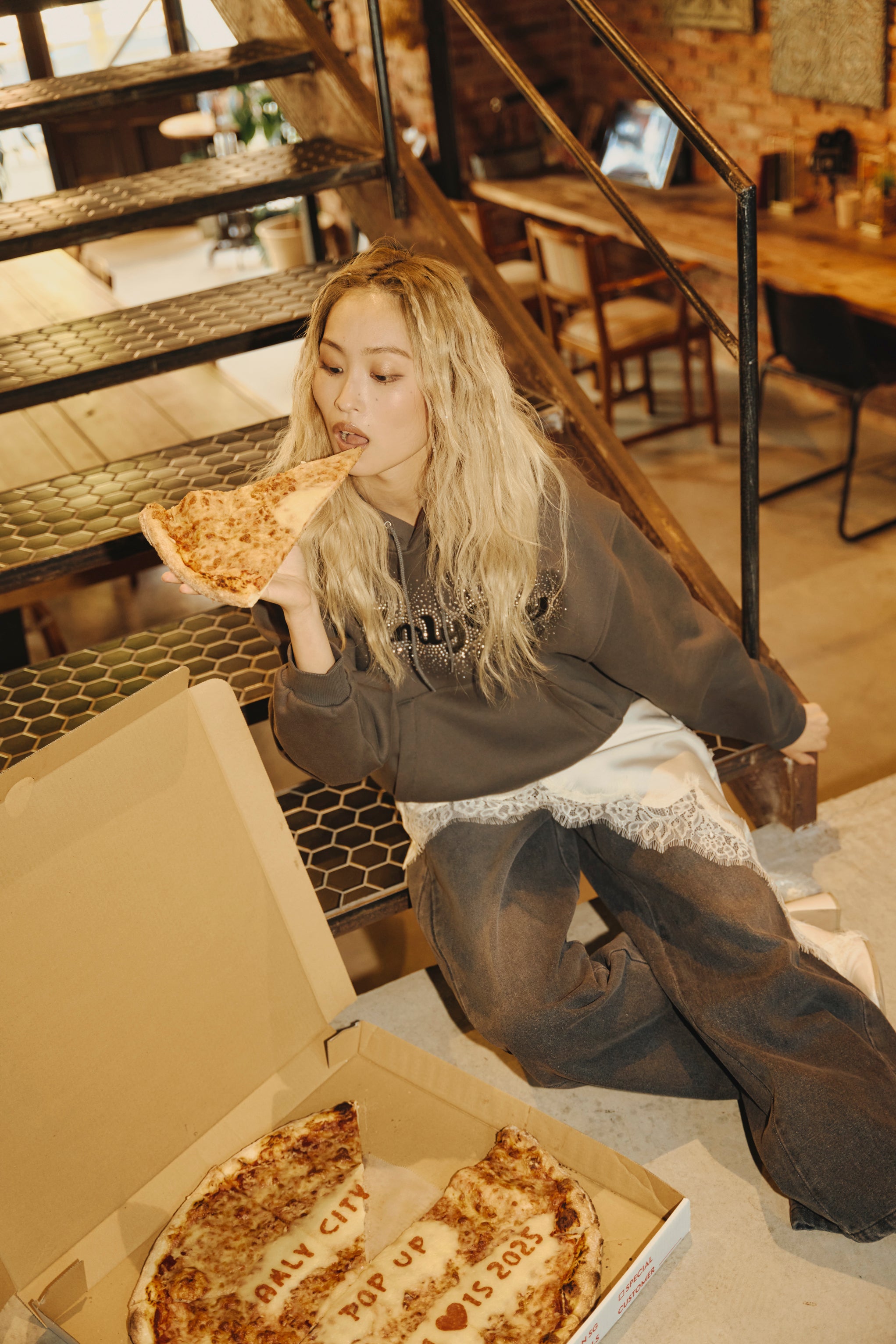 AmlyCity ラインストーンフーディー ラインストーンフーディー – AmlyCity