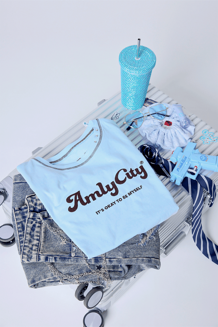 【5/15 (fri) 18:00 発売開始】AmlyロゴステッチTシャツ