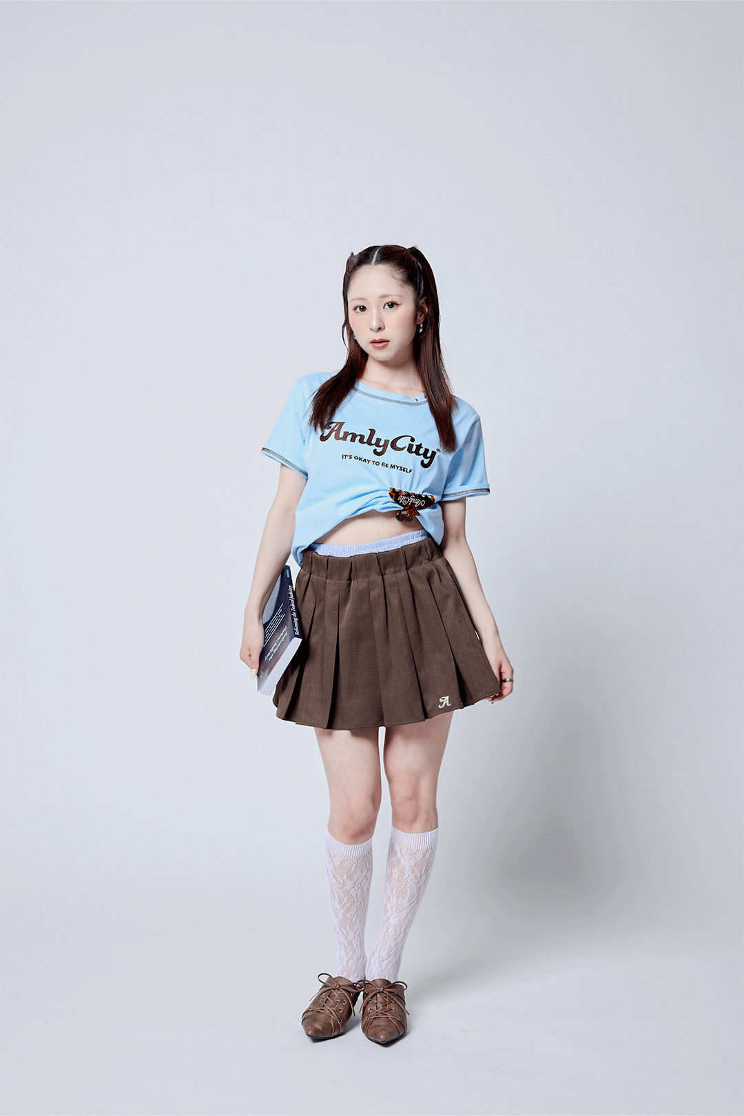 【5/15 (fri) 18:00 発売開始】AmlyロゴステッチTシャツ