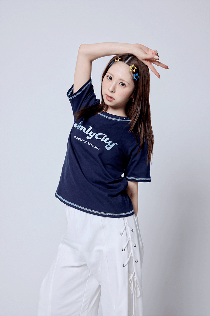 【5/15 (fri) 18:00 発売開始】AmlyロゴステッチTシャツ