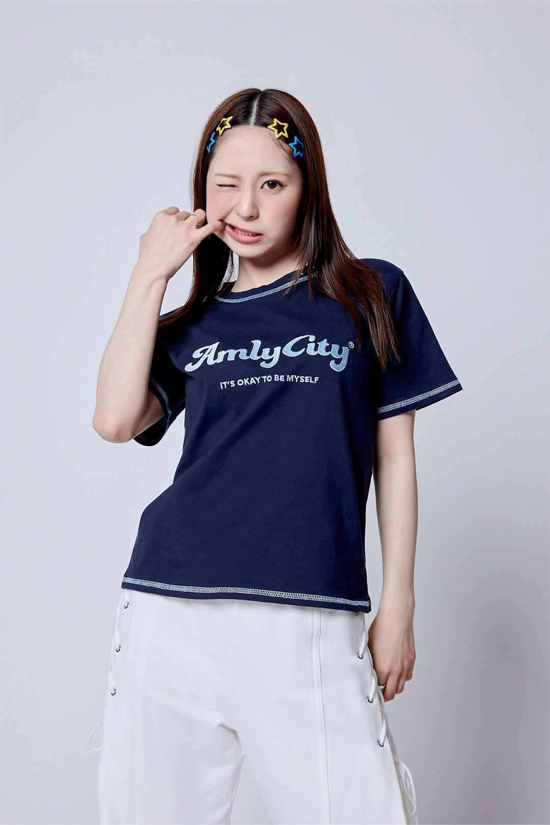 【5/15 (fri) 18:00 発売開始】AmlyロゴステッチTシャツ