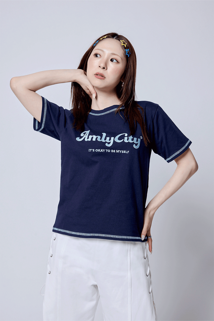 【5/15 (fri) 18:00 発売開始】AmlyロゴステッチTシャツ
