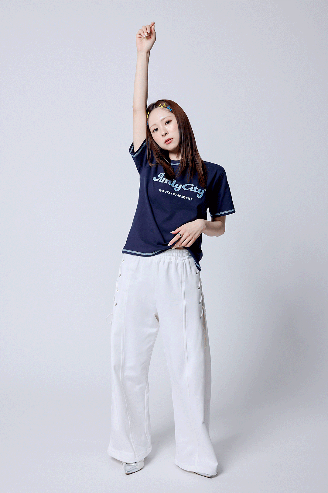 【5/15 (fri) 18:00 発売開始】AmlyロゴステッチTシャツ