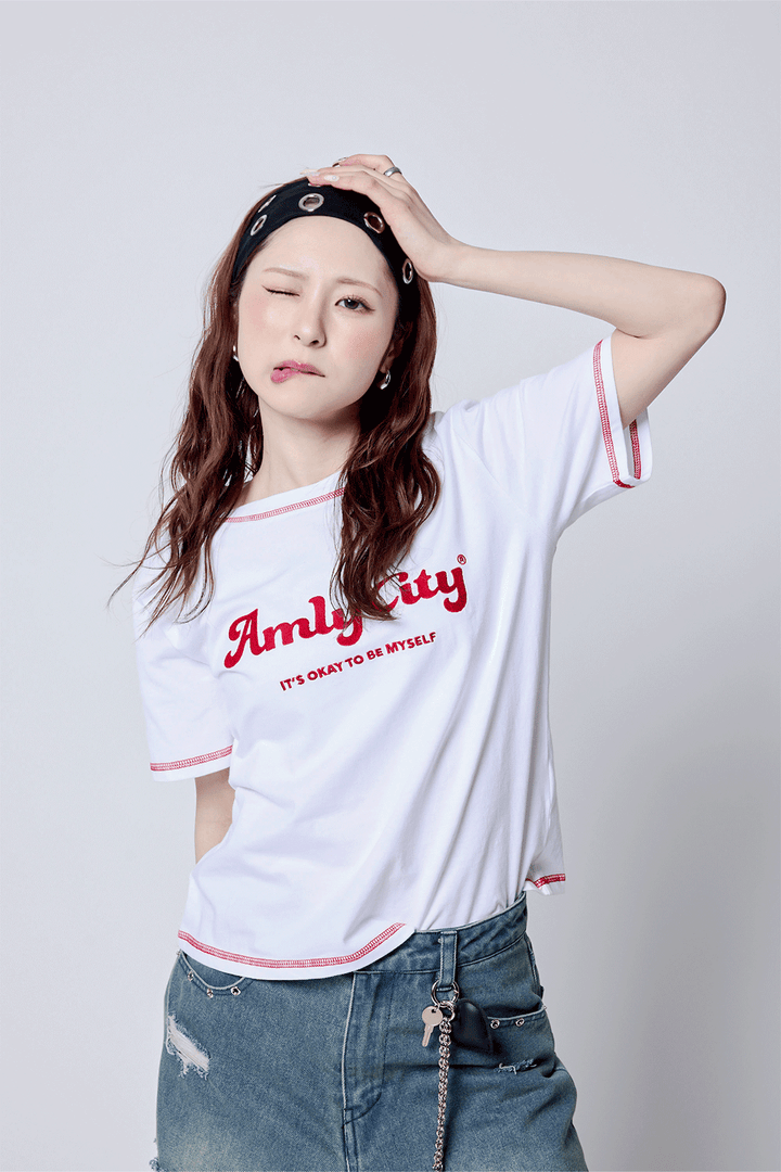 【5/15 (fri) 18:00 発売開始】AmlyロゴステッチTシャツ