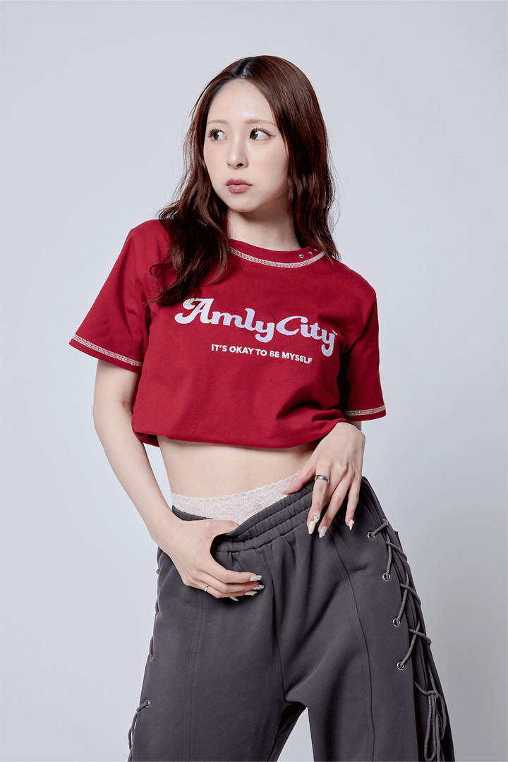 【5/15 (fri) 18:00 発売開始】AmlyロゴステッチTシャツ